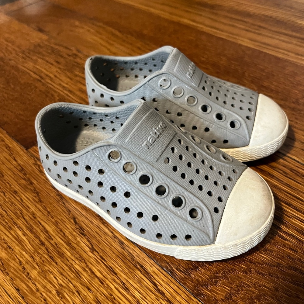 Native Jefferson Gray size 5 toddler